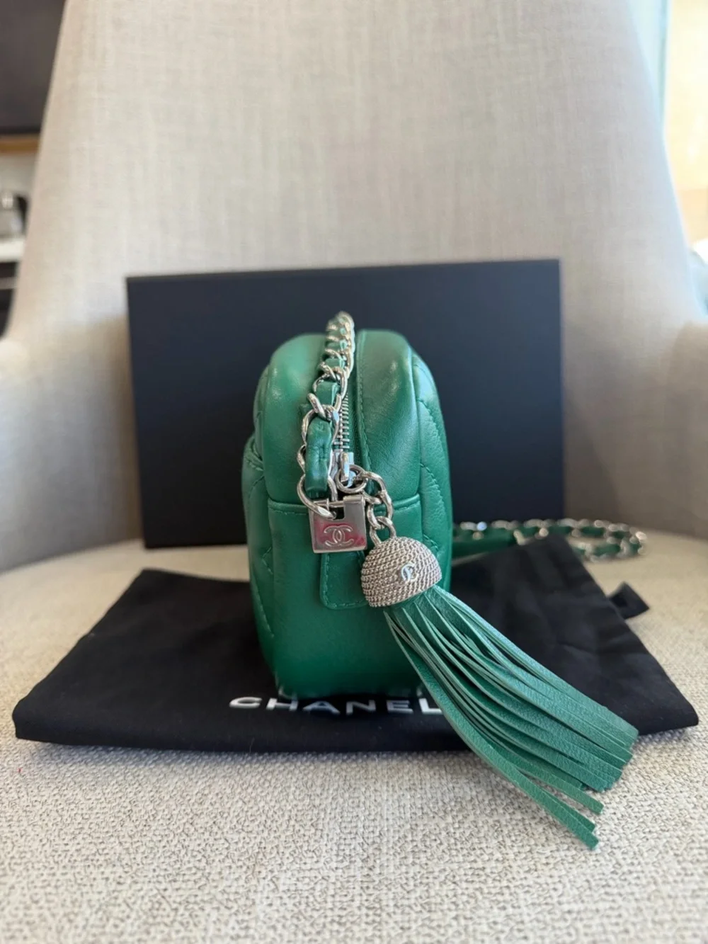 CHANEL Emerald Green Quilted Chevron Leather Crossbody Camera Bag with Tassel - Picture 5 of 15
